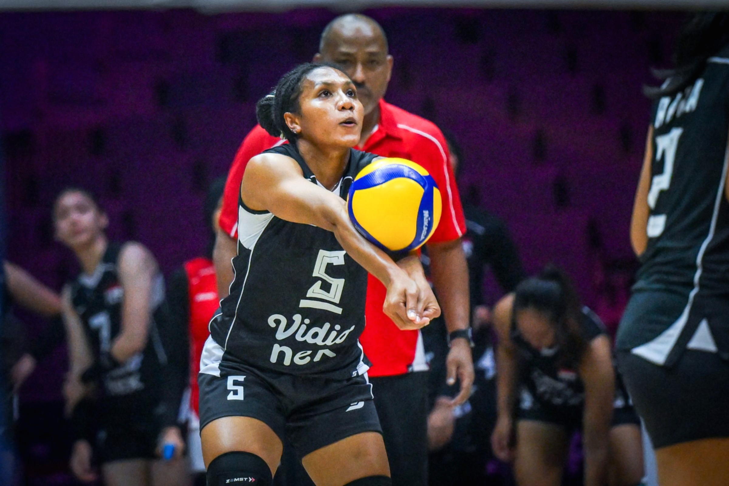 Medi Yoku dan rekan setimnya merayakan kemenangan Indonesia atas Australia di AVC Continental 2026.