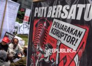 Massa dari Aliansi Masyarakat Pati Bersatu berkumpul di depan Gedung DPR RI untuk persiapan aksi demonstrasi.