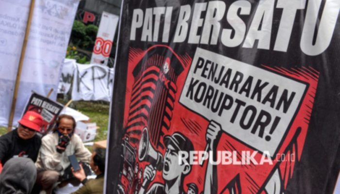Massa Mulai Pasang Atribut di Depan Gedung DPR Jelang Demo