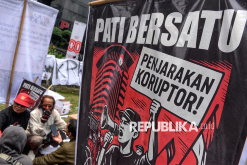 Massa dari Aliansi Masyarakat Pati Bersatu berkumpul di depan Gedung DPR RI untuk persiapan aksi demonstrasi.
