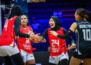 Pemain timnas voli putri Indonesia bersiap bertanding di Tianjin Olympic Center Gymnasium