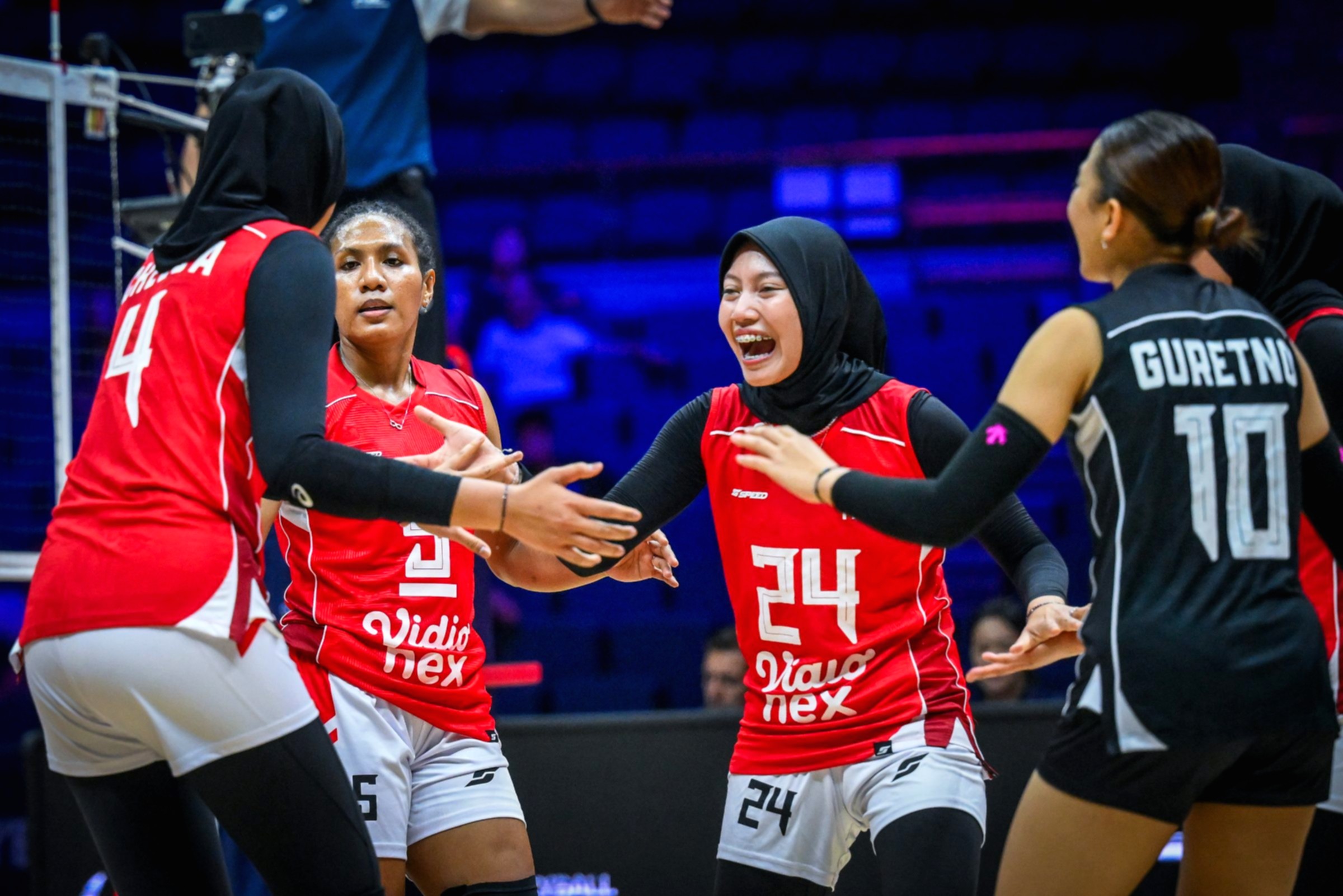 Pemain timnas voli putri Indonesia bersiap bertanding di Tianjin Olympic Center Gymnasium