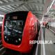 Kereta LRT Jakarta melintas di jalur rel dengan latar belakang gedung perkotaan