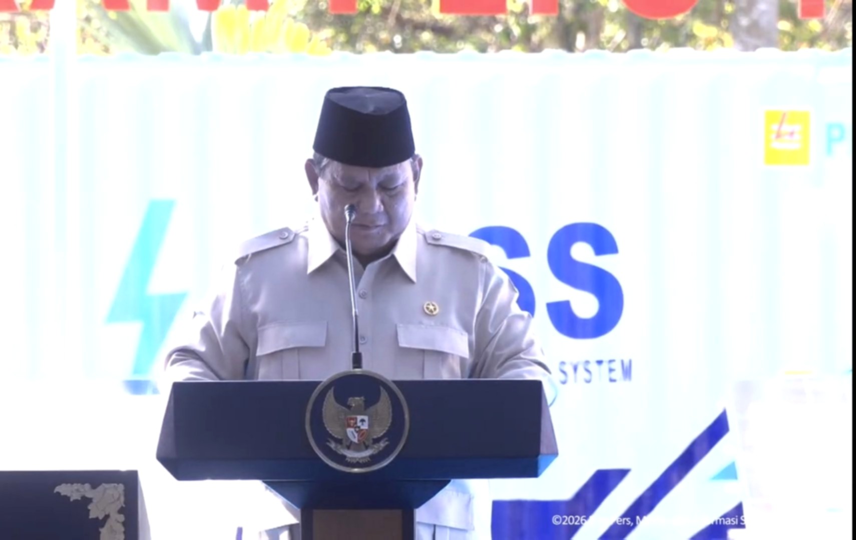 Presiden Prabowo Subianto saat memberikan keterangan dalam acara peluncuran program PLTS di Jembrana, Bali.