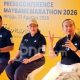 Pelari mengikuti ajang Maybank Marathon di jalanan Bali dengan latar belakang pemandangan khas daerah Gianyar.