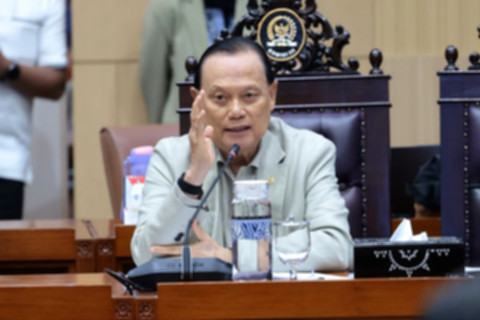 Anggota Komisi III DPR RI Adang Daradjatun memberikan keterangan pers terkait pelibatan anak dalam promosi vape.