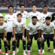 Gelandang Madura United Jordy Wehrmann tampak menahan sakit setelah mengalami cedera bahu di lapangan.