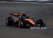 Lando Norris merayakan keberhasilannya meraih pole position pada sesi kualifikasi F1 GP Belanda di Sirkuit Zandvoort.