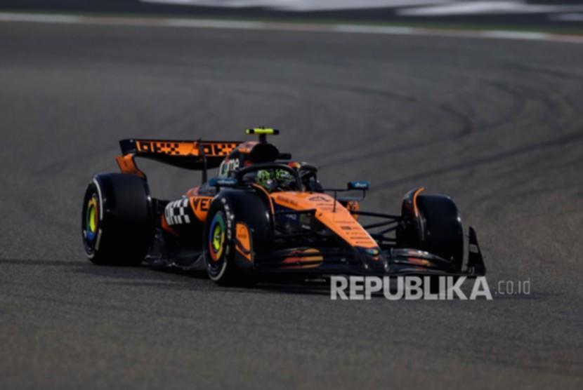 Lando Norris merayakan keberhasilannya meraih pole position pada sesi kualifikasi F1 GP Belanda di Sirkuit Zandvoort.
