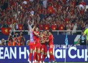 Para pemain tim nasional sepak bola Vietnam merayakan kemenangan gelar juara ASEAN Cup 2026 di Stadion Nasional My Dinh.