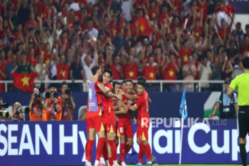 Para pemain tim nasional sepak bola Vietnam merayakan kemenangan gelar juara ASEAN Cup 2026 di Stadion Nasional My Dinh.