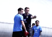 Para pemain Persib Bandung menjalani sesi latihan intensif di lapangan untuk persiapan laga playoff ACL 2.