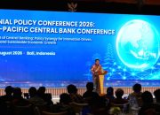 Deputi Gubernur Bank Indonesia Thomas Djiwandono bersama dua peraih Nobel Ekonomi dalam acara Biennial Policy Conference