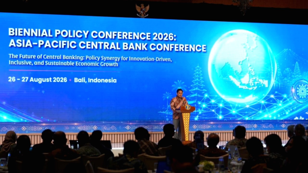 Deputi Gubernur Bank Indonesia Thomas Djiwandono bersama dua peraih Nobel Ekonomi dalam acara Biennial Policy Conference