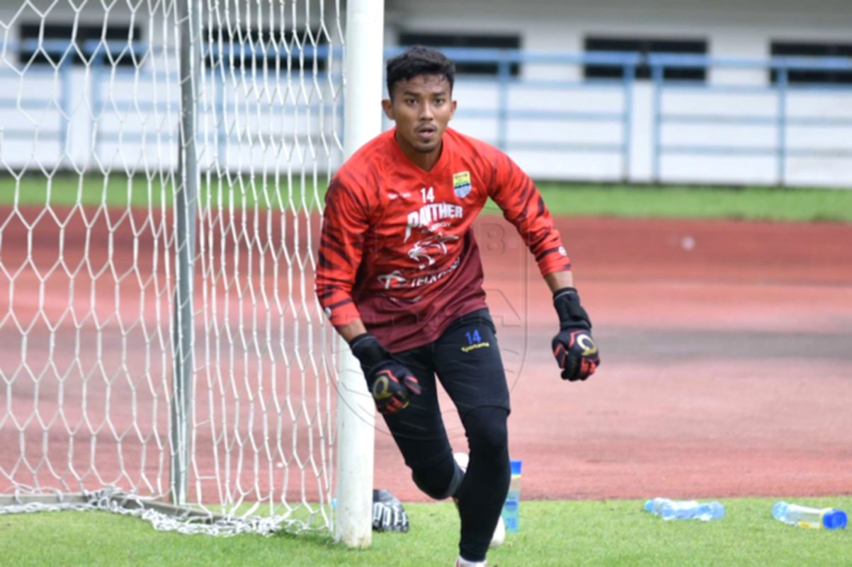 Kiper Persib Bandung Teja Paku Alam saat sesi latihan jelang laga melawan Manila Digger.