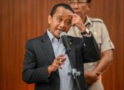 Menteri ESDM Bahlil Lahadalia memberikan keterangan terkait pembentukan Bursa Mineral dan Komoditas Strategis di Jakarta.