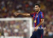 Raphinha merayakan gol pembuka untuk Barcelona saat laga melawan Athletic Club di Stadion Camp Nou.