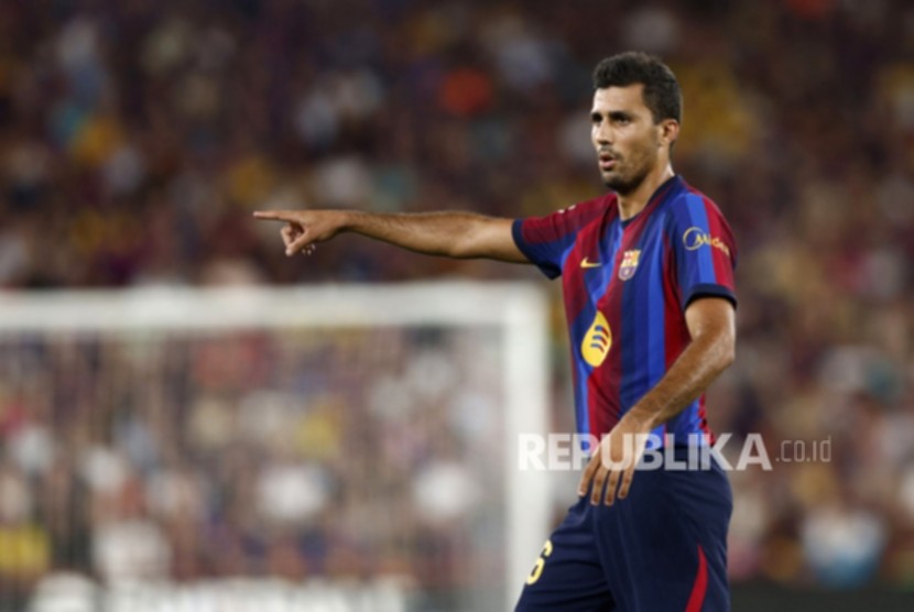 Raphinha merayakan gol pembuka untuk Barcelona saat laga melawan Athletic Club di Stadion Camp Nou.