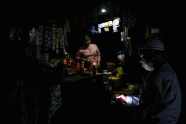 Suasana pemukiman warga di Kalimantan saat terjadi pemadaman listrik di malam hari
