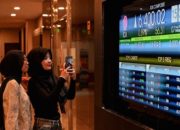Grafik pergerakan Indeks Harga Saham Gabungan (IHSG) di layar monitor bursa efek