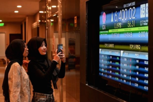 Grafik pergerakan Indeks Harga Saham Gabungan (IHSG) di layar monitor bursa efek