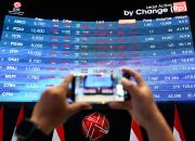 Grafik pergerakan Indeks Harga Saham Gabungan di layar monitor Bursa Efek Indonesia