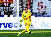Emil Audero Mulyadi dalam balutan seragam sepak bola saat bertanding di lapangan.
