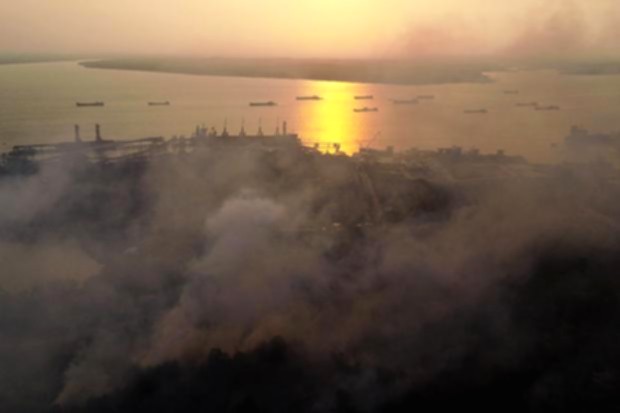 Kabut asap menyelimuti wilayah Kalimantan akibat kebakaran hutan dan lahan serta emisi PLTU batu bara.