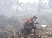 Menteri Kehutanan Raja Juli Antoni saat memberikan keterangan pers terkait penanganan kasus karhutla di Jambi.