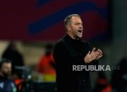 Pelatih Barcelona Hansi Flick saat memberikan arahan kepada para pemain di lapangan latihan.