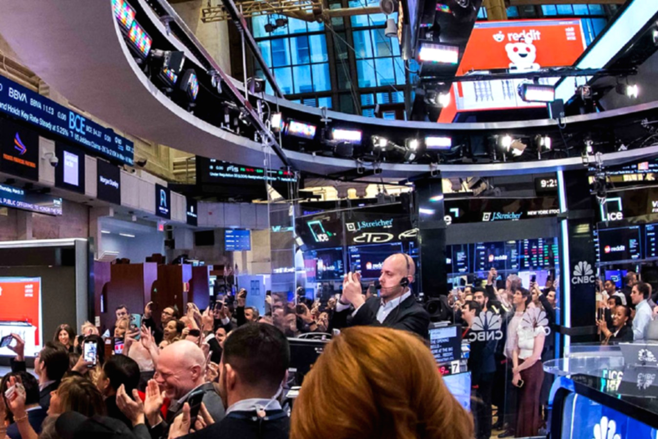 Layar elektronik menampilkan data pergerakan indeks bursa saham Wall Street di New York