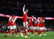 Mikel Arteta memberikan instruksi kepada pemain Arsenal di Stadion Emirates saat laga melawan Coventry City