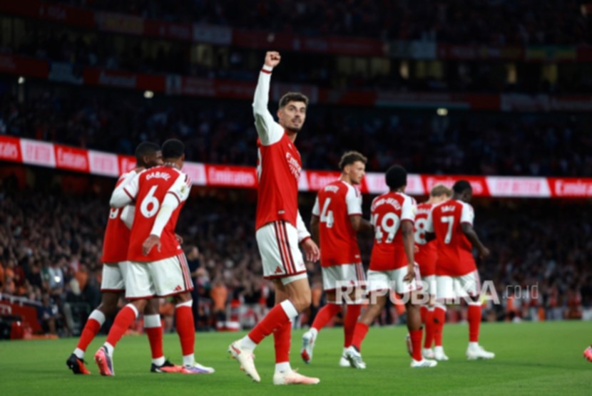 Mikel Arteta memberikan instruksi kepada pemain Arsenal di Stadion Emirates saat laga melawan Coventry City