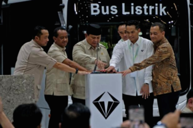 Ilustrasi grafik keuangan dan logo perusahaan Grup Bakrie di Jakarta