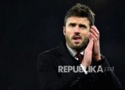 Pelatih Michael Carrick memberikan arahan di pinggir lapangan saat laga Manchester United melawan Hull City.