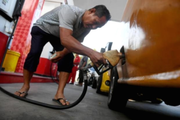 Menteri ESDM Bahlil Lahadalia memberikan keterangan terkait kebijakan harga BBM Pertalite di Jakarta