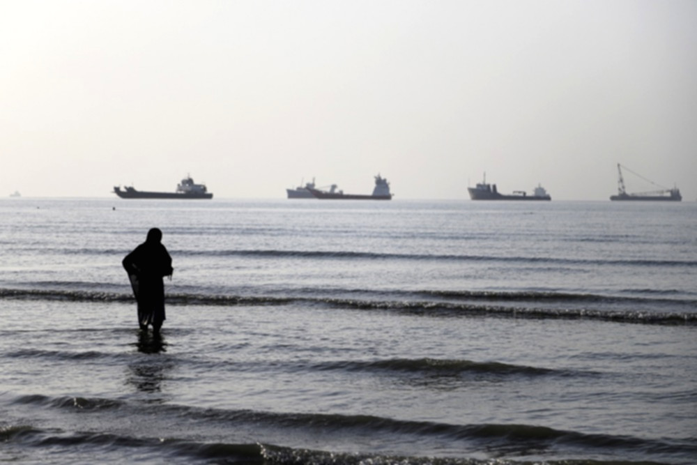 Kapal tanker minyak melintas di perairan Selat Hormuz.