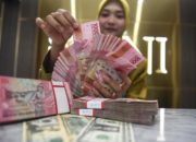 Tampilan layar grafik pergerakan nilai tukar rupiah terhadap dolar AS di bursa perdagangan