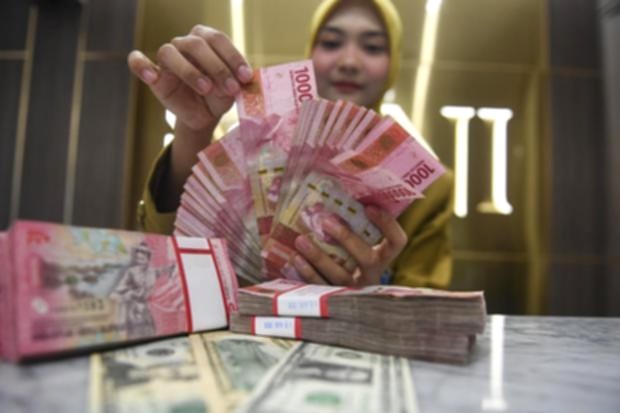 Tampilan layar grafik pergerakan nilai tukar rupiah terhadap dolar AS di bursa perdagangan