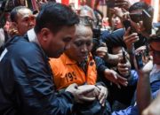 Rektor Universitas Jenderal Soedirman Akhmad Sodiq yang ditetapkan sebagai tersangka kasus pemerasan oleh KPK.