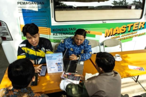 Menteri Koordinator Bidang Perekonomian Airlangga Hartarto saat memberikan keterangan terkait program vokasi dan magang.