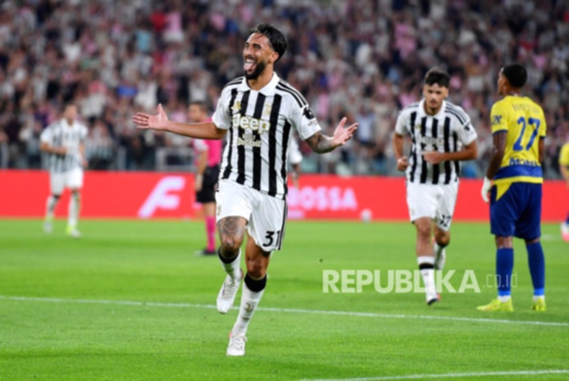 Nicolas Gonzalez dan Teun Koopmeiners merayakan gol kemenangan Juventus atas Parma di Stadion Allianz.