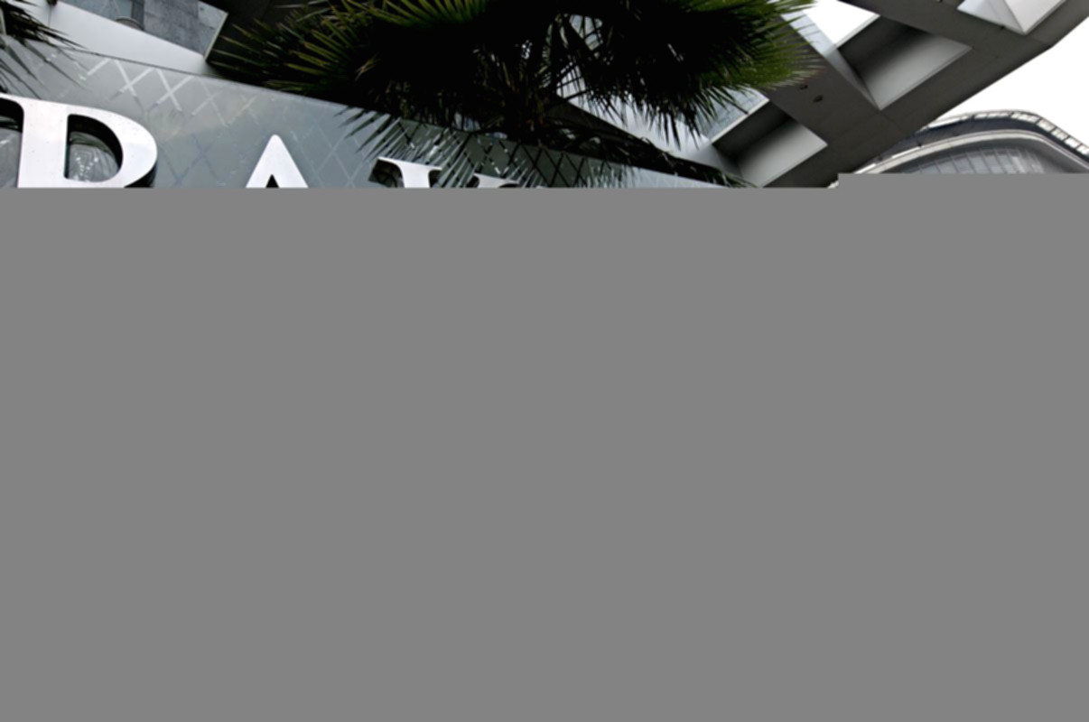 Grafik pergerakan harga saham emiten Grup Bakrie di layar monitor bursa efek