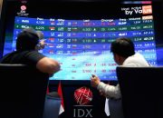 Grafik pergerakan Indeks Harga Saham Gabungan yang menunjukkan tren penurunan tajam di Bursa Efek Indonesia