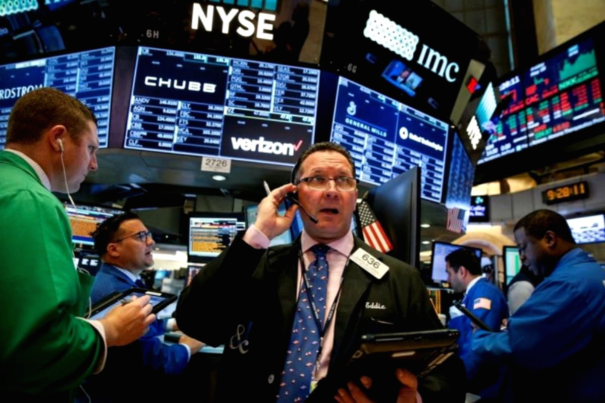 Papan layar elektronik yang menampilkan pergerakan indeks saham Wall Street di New York