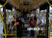 Bus Transbandara melayani rute Blok M menuju Bandara Soekarno-Hatta dengan tarif baru Rp 15 ribu.