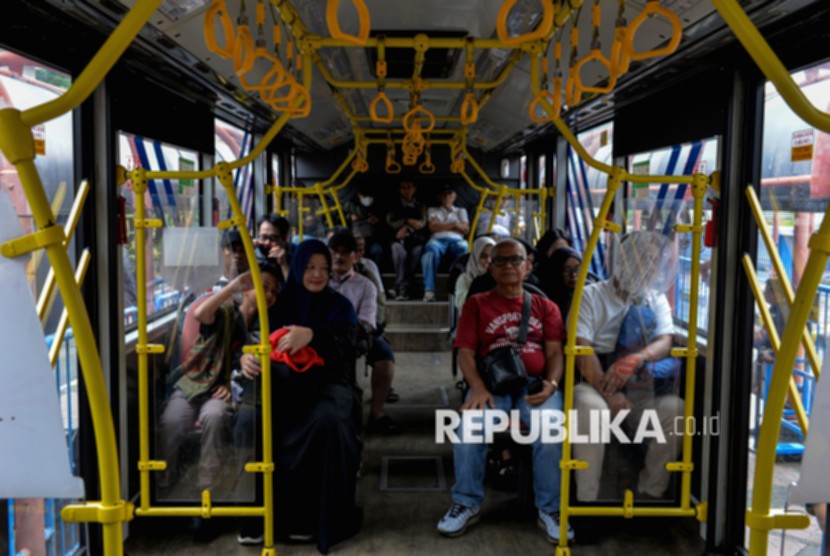 Bus Transbandara melayani rute Blok M menuju Bandara Soekarno-Hatta dengan tarif baru Rp 15 ribu.