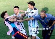 Leandro Paredes dan pemain Argentina lainnya di lapangan saat pertandingan