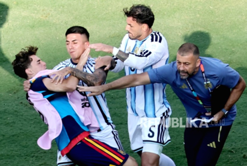 Leandro Paredes dan pemain Argentina lainnya di lapangan saat pertandingan