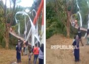 Jembatan Gantung Pongpet di Pangandaran yang mengalami kerusakan akibat kelebihan beban saat peresmian
